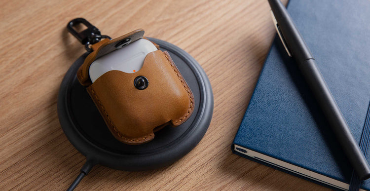 AirSnap-on-charger-Cognac