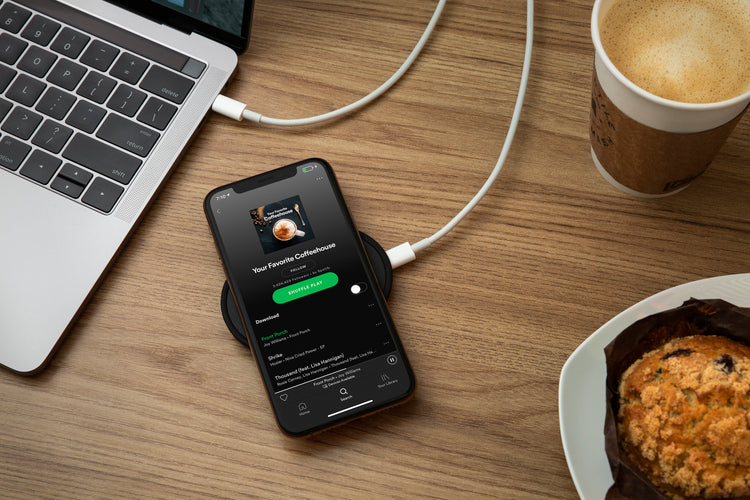 HiRise Wireless: Desktop wireless charger and portable charging pad